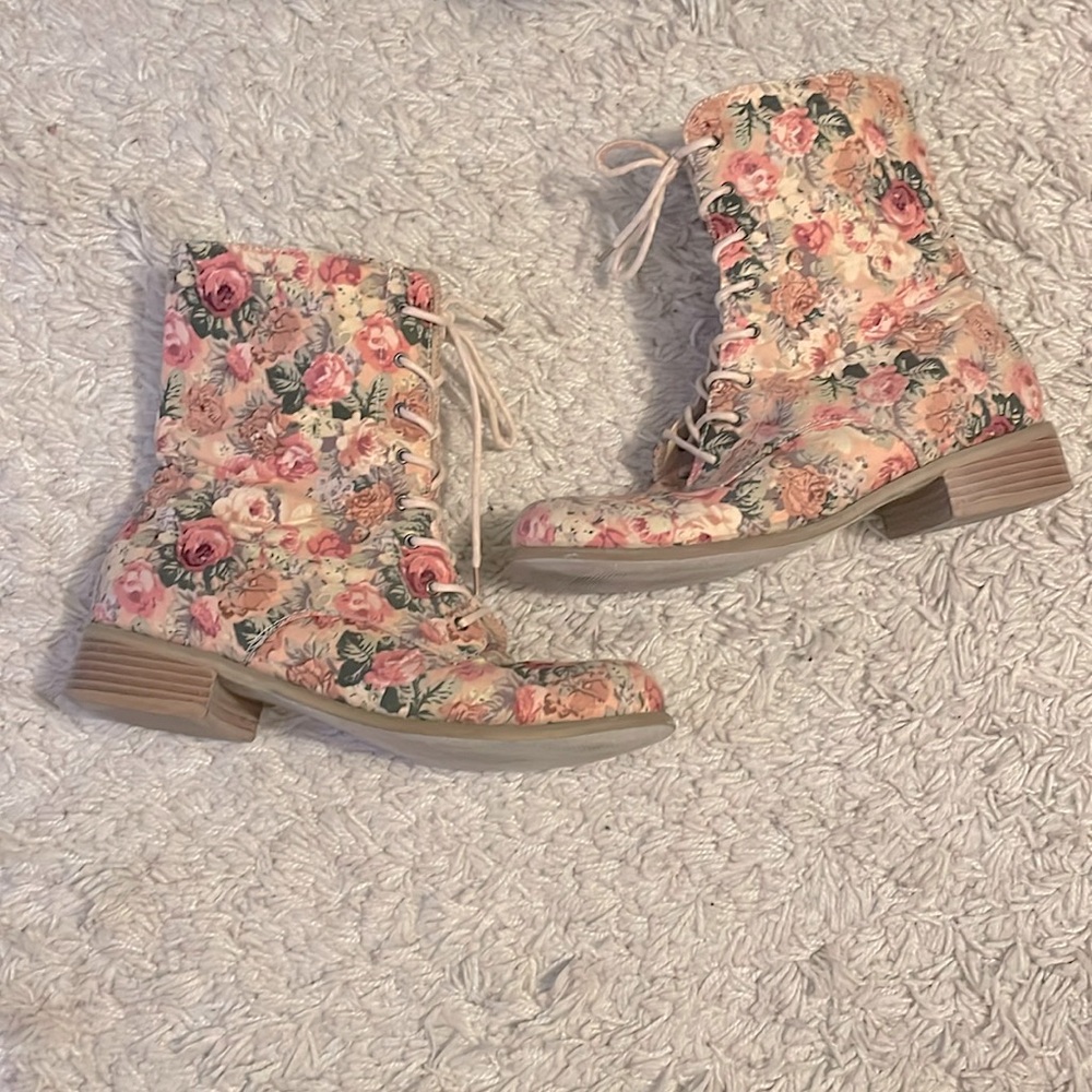 Charlotte Russe Floral Boot w/ side zipper opening, size 8
